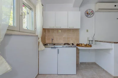 Seaside Getaway Holiday Home with Patio Slati...