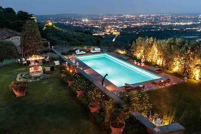 VILLA IL CASTELLO: Vibrante Santuario di Colo...