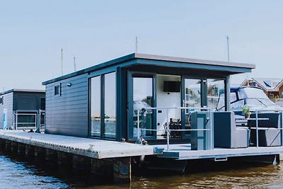 Modernes Hausboot mit Klimaanlage im...