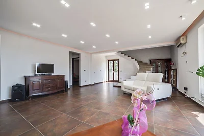 Moderna villa a Nissoria con piscina