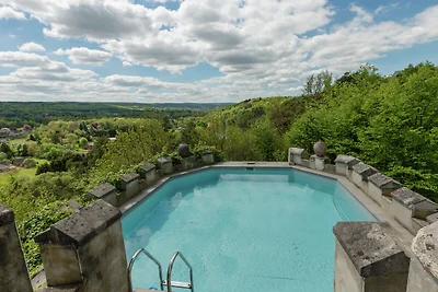 Beeindruckendes Schloss in Spa mit Schwimmbad