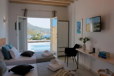 Hell gestaltete Villa mit Pool