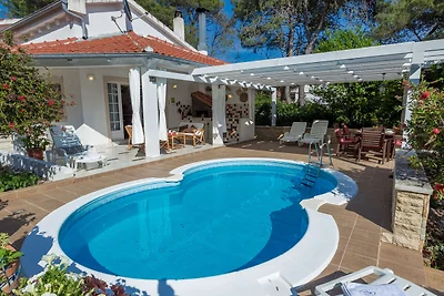 Geräumiges Ferienhaus in Molat mit Pool
