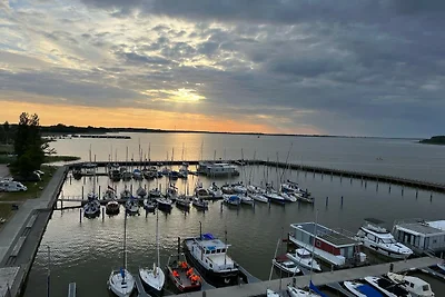 Hausboot im Hafen in Ribnitz-Damgarten