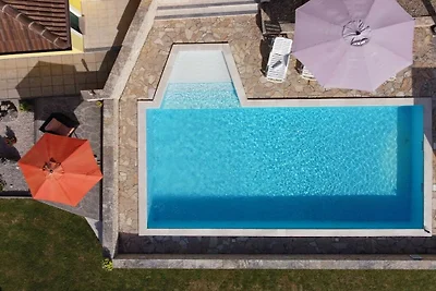 Ana mit großem Pool