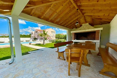 Rustige villa met 5 slaapkamers nabij Biograd