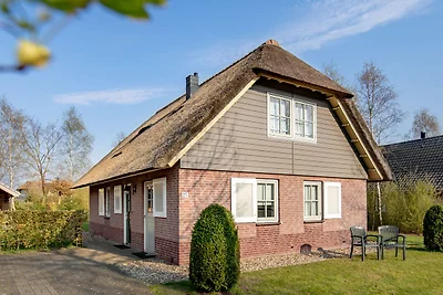 Strohgedeckte Villa mit 2 Bädern, 2 km von...