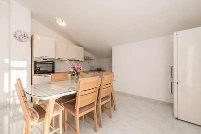 Geräumiges Apartment in Vrsi mit Garten
