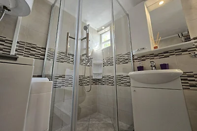 Indy's Beach Apartments- Studio Apartment wit...