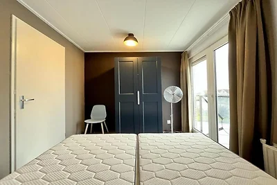 Deluxe-Bungalow am Wasser mit Steg