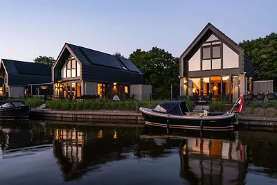 Villa mit umzäuntem Garten am Wasser