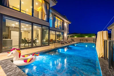 Villa in Kalkan mit Schwimmbecken