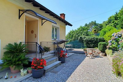 Villa mit Garten mit Blick auf den See