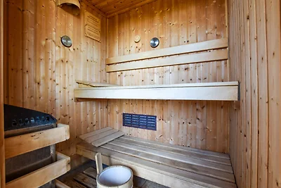 Villa mit Hallenbad, Jacuzzi und Sauna