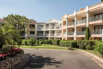 Moderne 2P-Wohnung, Pool, Parkplatz, neu