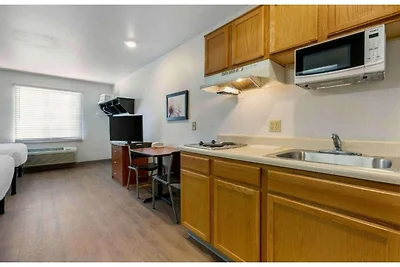 1 Queensize Bed | Ada/ri Douche/nsmk/keuken