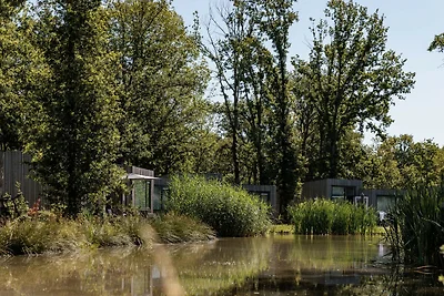 Moderne Lodge am Wasser, im Grünen gelegen