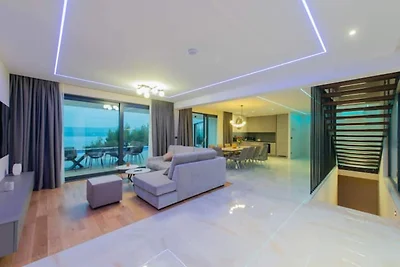 Luxuriöse Villa mit Meerblick und Whirlpool