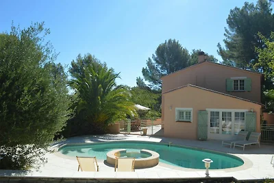 Ferienhaus mit großem Garten und Pool