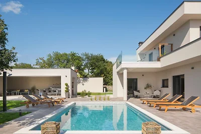 Villa moderna immersa nella natura a Labin