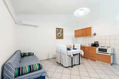 Modernes Ferienhaus in Jasenice mit Veranda