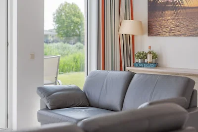 Bungalow am Wasser mit Garten