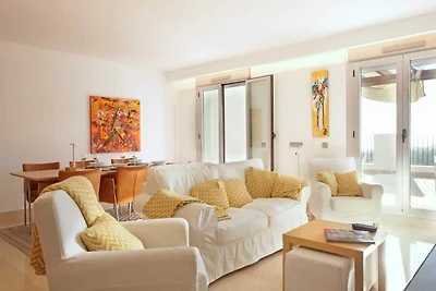 Modernes Apartment mit Balkon