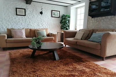 Geräumiges Ferienhaus mit Pool in Lusignac