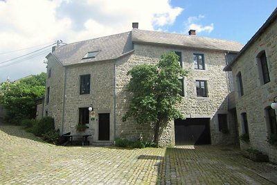 Vintage-Ferienhaus mit Terrasse in Viroinval