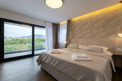 Moonlit Mirage Villa with Pool, Gym and Sauna...
