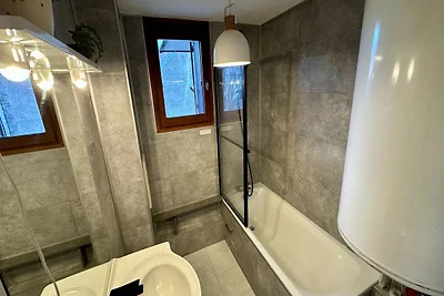 Alpenhütte in der Nähe der Forststraße