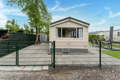 Entspannendes Ferienchalet am Wasser in Grou