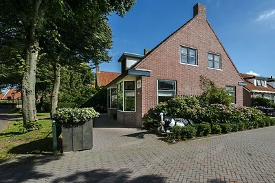 Ferienhaus in Nes mit Schwimmbecken