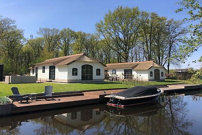 Ferienhaus in Sint Nicolaasga mit Terrasse