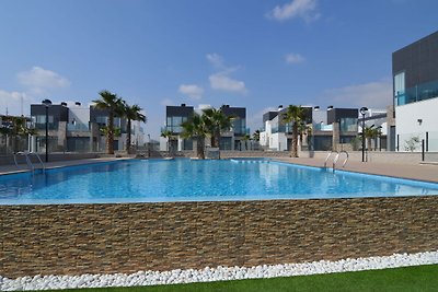 Modernes Ferienhaus mit Schwimmbad am Meer in...