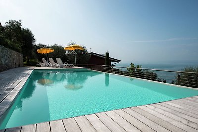 Ładna rezydencja nad jeziorem Garda z basenem...