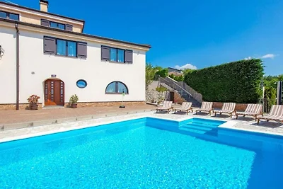 Villa in Kastav mit Schwimmbecken