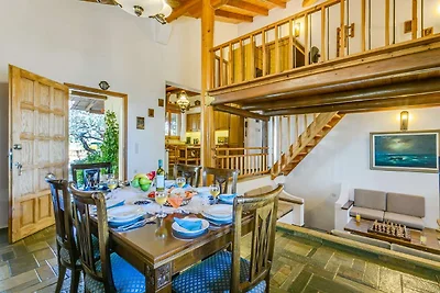 Villa mit Außenterrasse und Pool