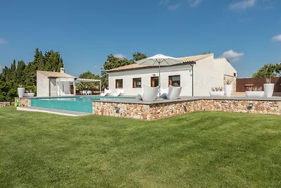 Modernes Herrenhaus mit privatem Pool in Muro