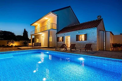 Große Villa mit Pool, ländliche Lage