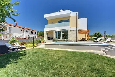 Moderne Villa in Peroj mit Pool und...