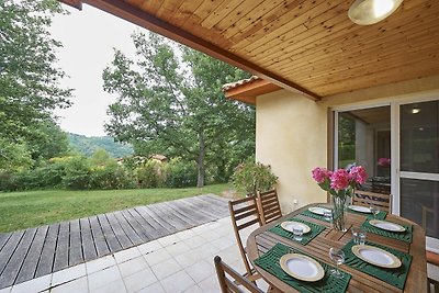 Ampia terrazza vicino a un lago balneabile