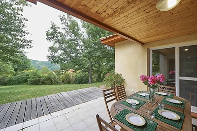 Geräumige Terrasse in der Nähe eines Badesees