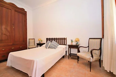 Haus in Maria de la Salut mit Terrasse