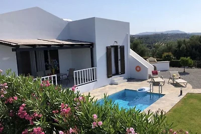 Villa con piscina e ombrellone a Kirianna