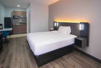1 Queen Bed | ADA/Tub, Non-Smoking