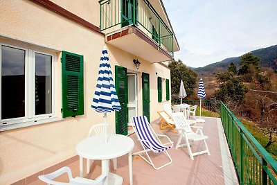 Ampio cottage a Sesta Godano con giardino