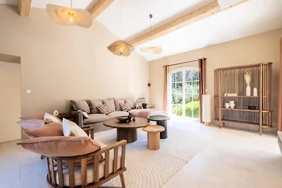 Villa in Roquefort mit Infinity-Pool