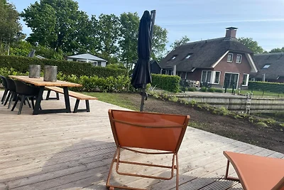 Schönes Chalet am Wasser in Friesland