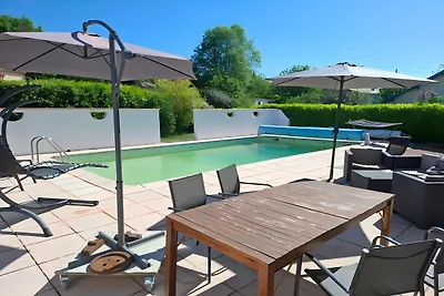 Villa in St Denis mit Pool und Pyrenäenblick